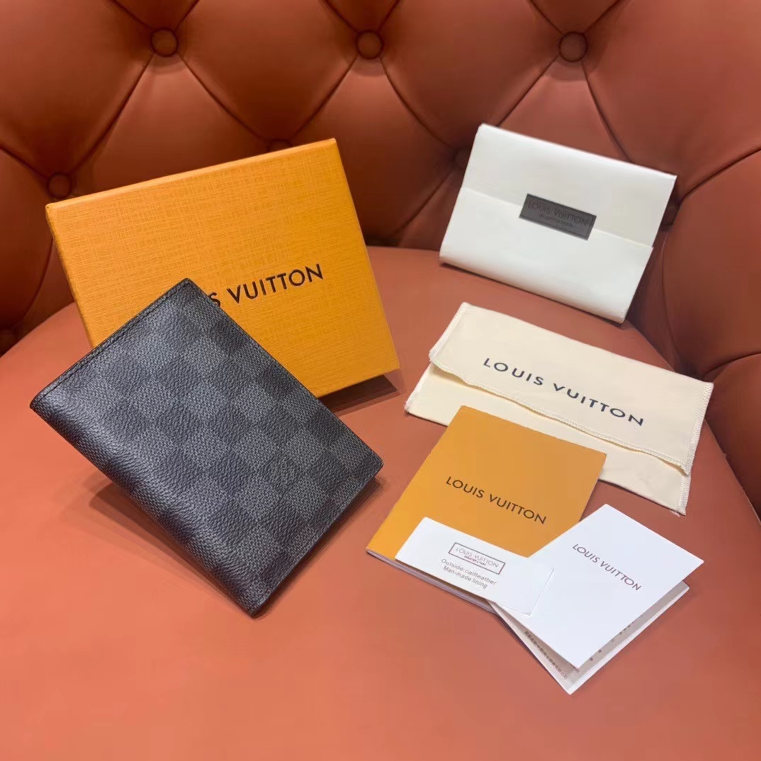 Louis Vuitton Passport Cover(10-14-2.5cm) - EUR FASHION