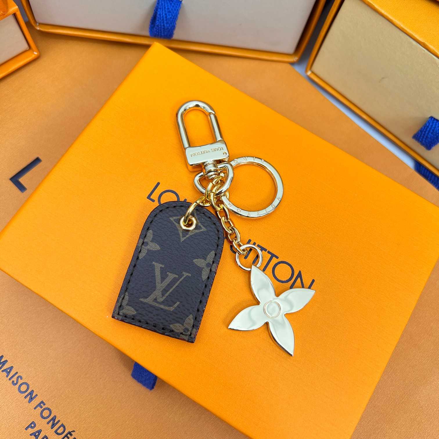 Louis Vuitton LV For You And Me Bag Charm & Key Holder   M00833 - EUR FASHION