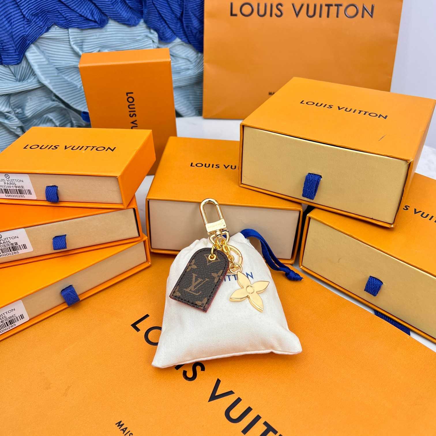 Louis Vuitton LV For You And Me Bag Charm & Key Holder   M00833 - EUR FASHION