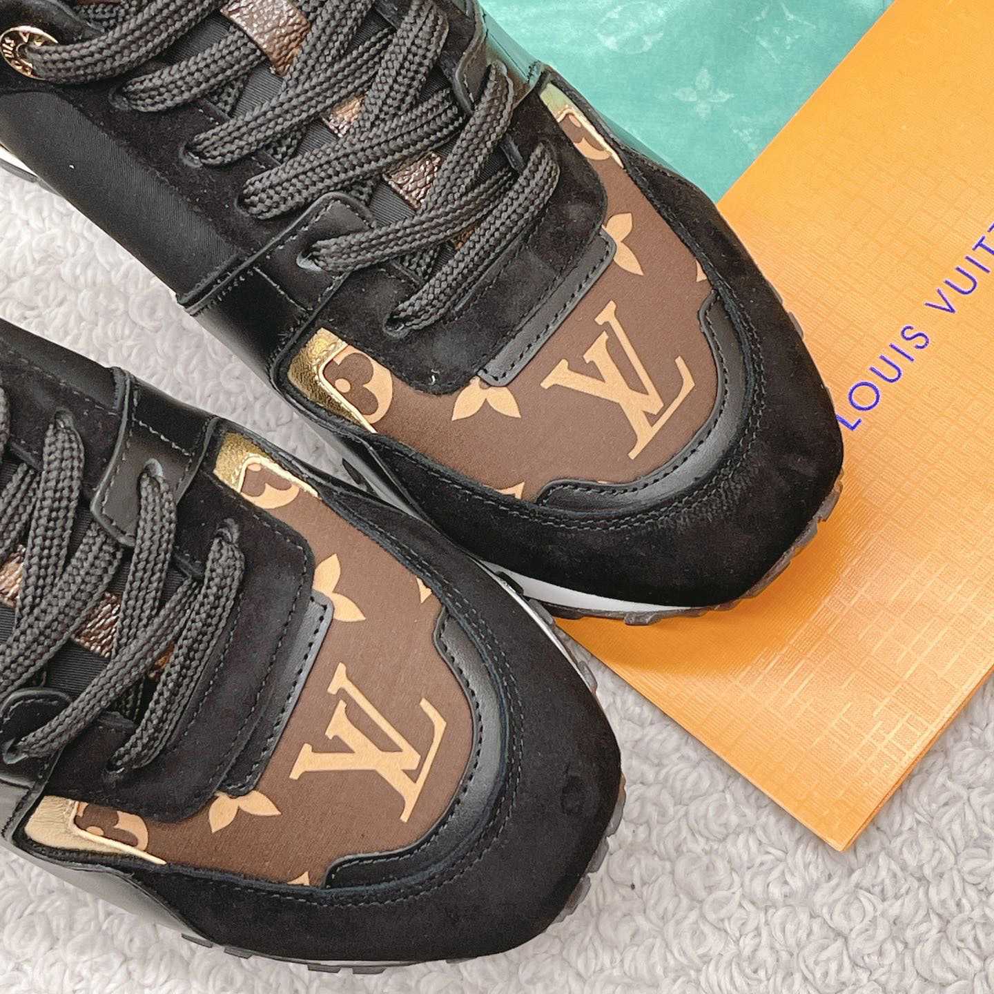 Louis Vuitton Run Away Sneaker   (upon uk size)  1AAP3D - EUR FASHION