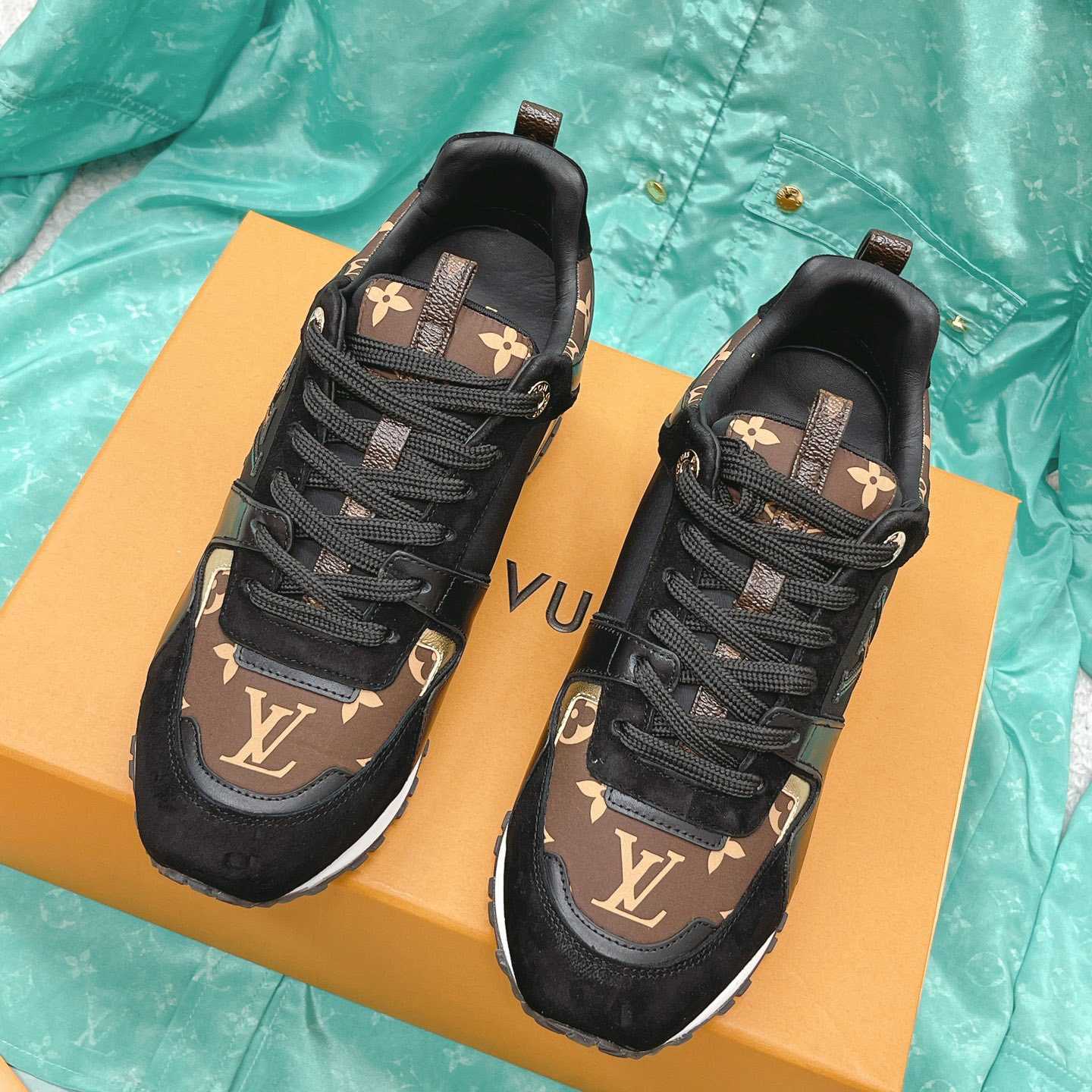 Louis Vuitton Run Away Sneaker   (upon uk size)  1AAP3D - EUR FASHION