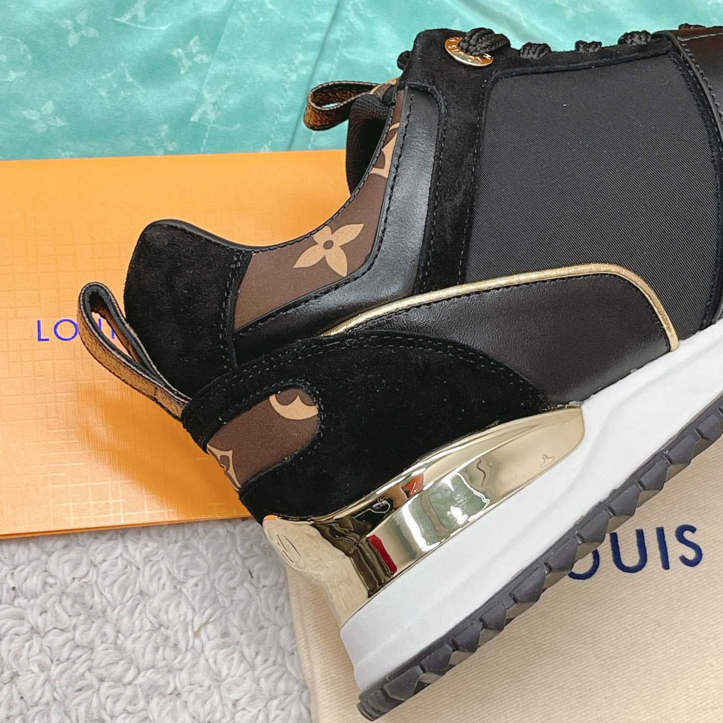 Louis Vuitton Run Away Sneaker   (upon uk size)  1AAP3D - EUR FASHION