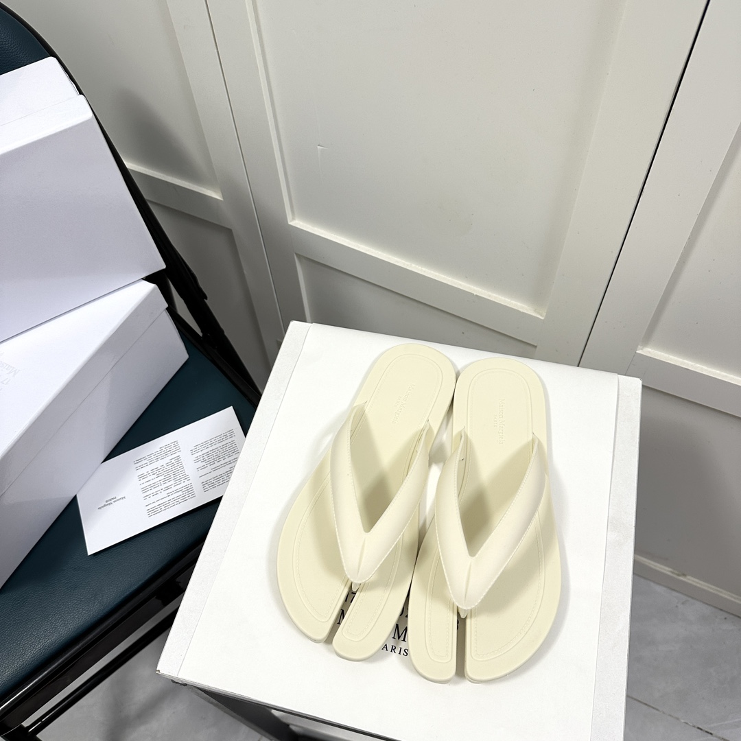 Maison Margiela Tabi Open-Toe Flip-Flops - EUR FASHION