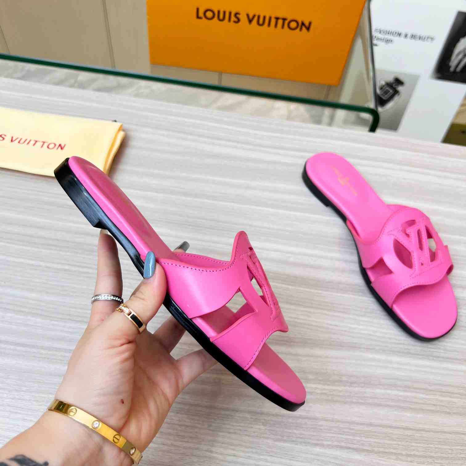 Louis Vuitton LV Isola Flat Mule   1ABP3Y - EUR FASHION