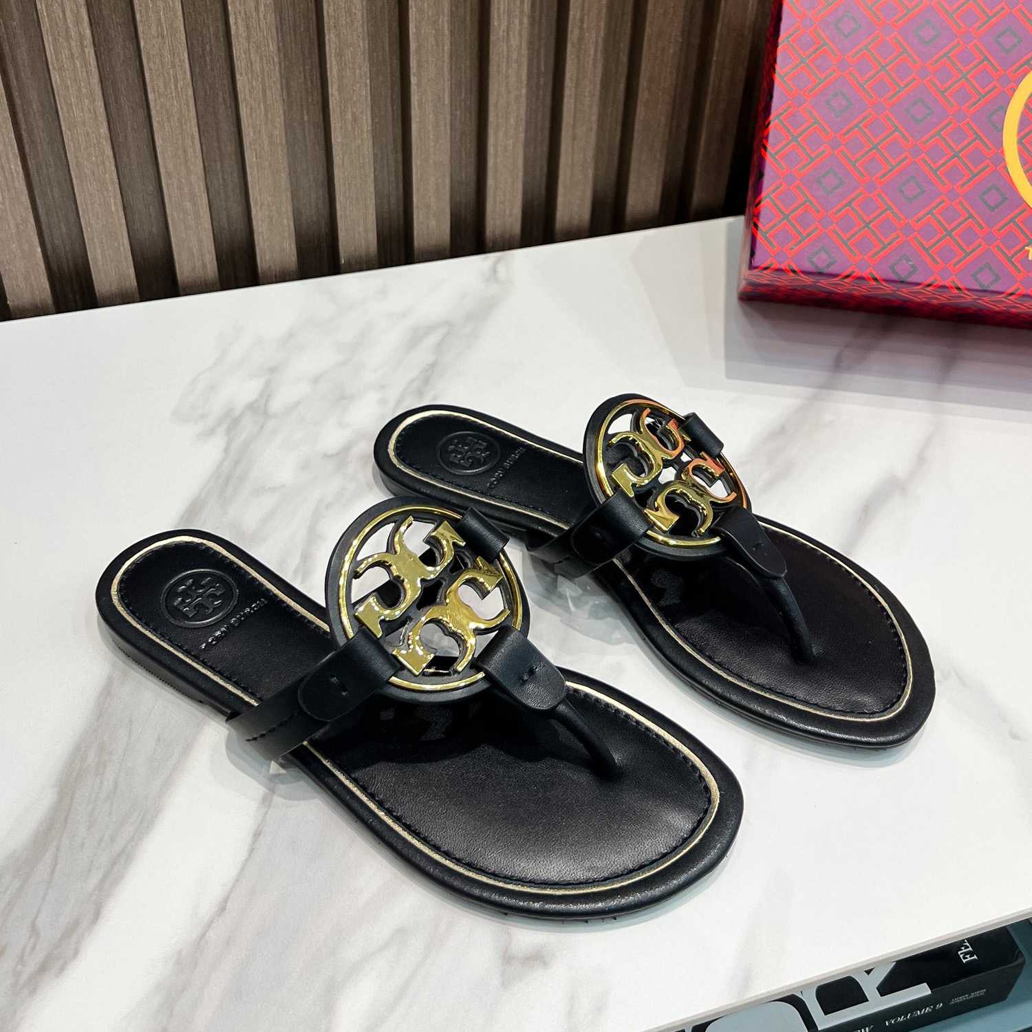 Tory Burch Leather Thong Sandals  - EUR FASHION