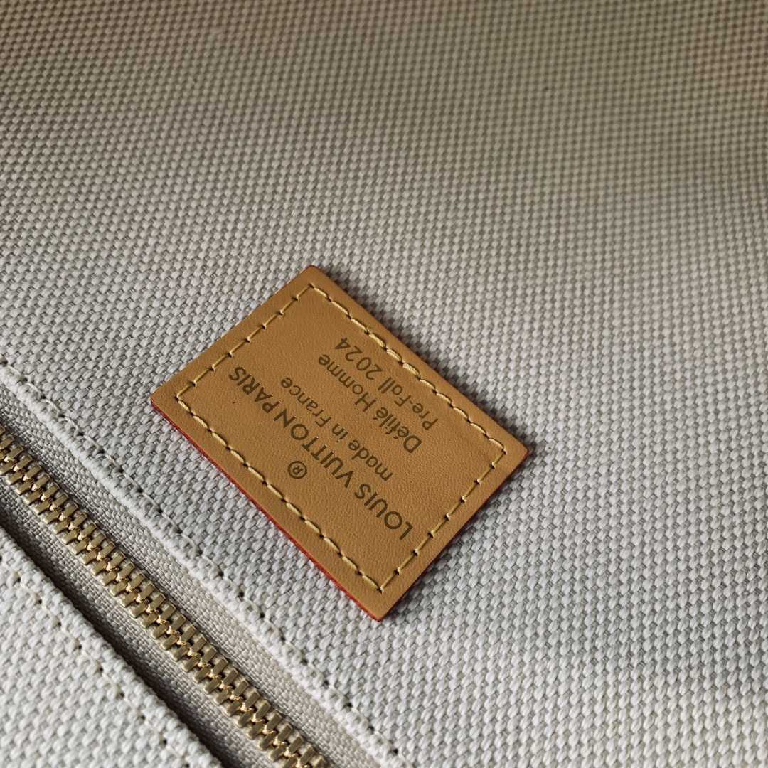 Louis Vuitton Montsouris Messenger MM   - EUR FASHION