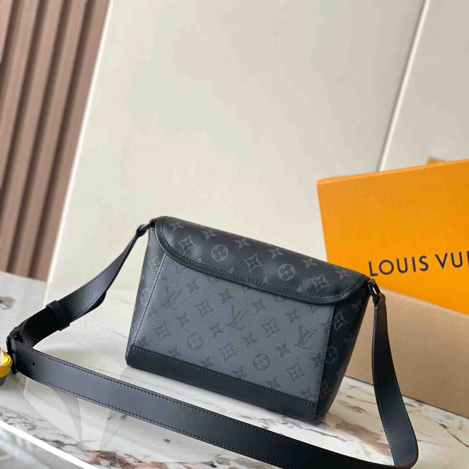 Louis Vuitton Pulse Messenger  M12681 - EUR FASHION