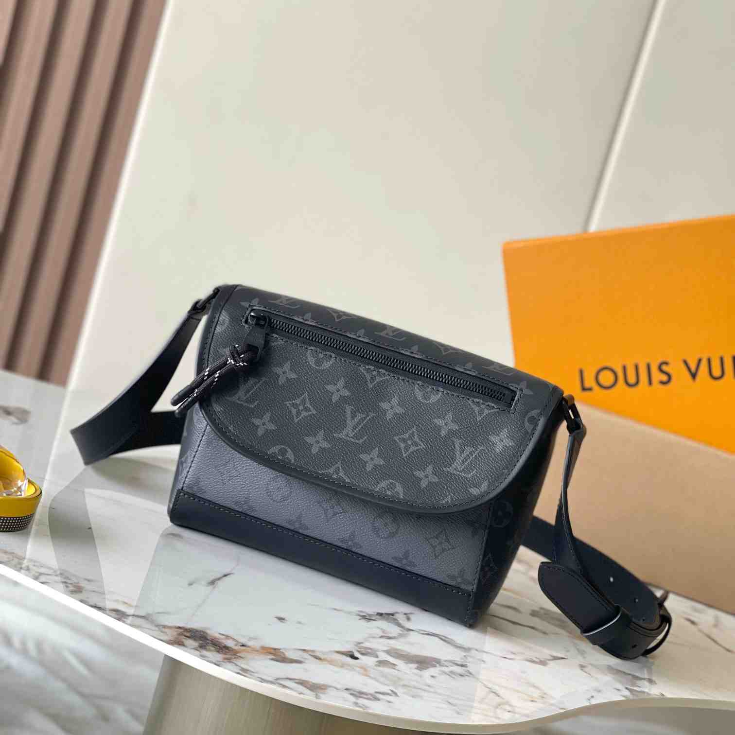 Louis Vuitton Pulse Messenger  M12681 - EUR FASHION