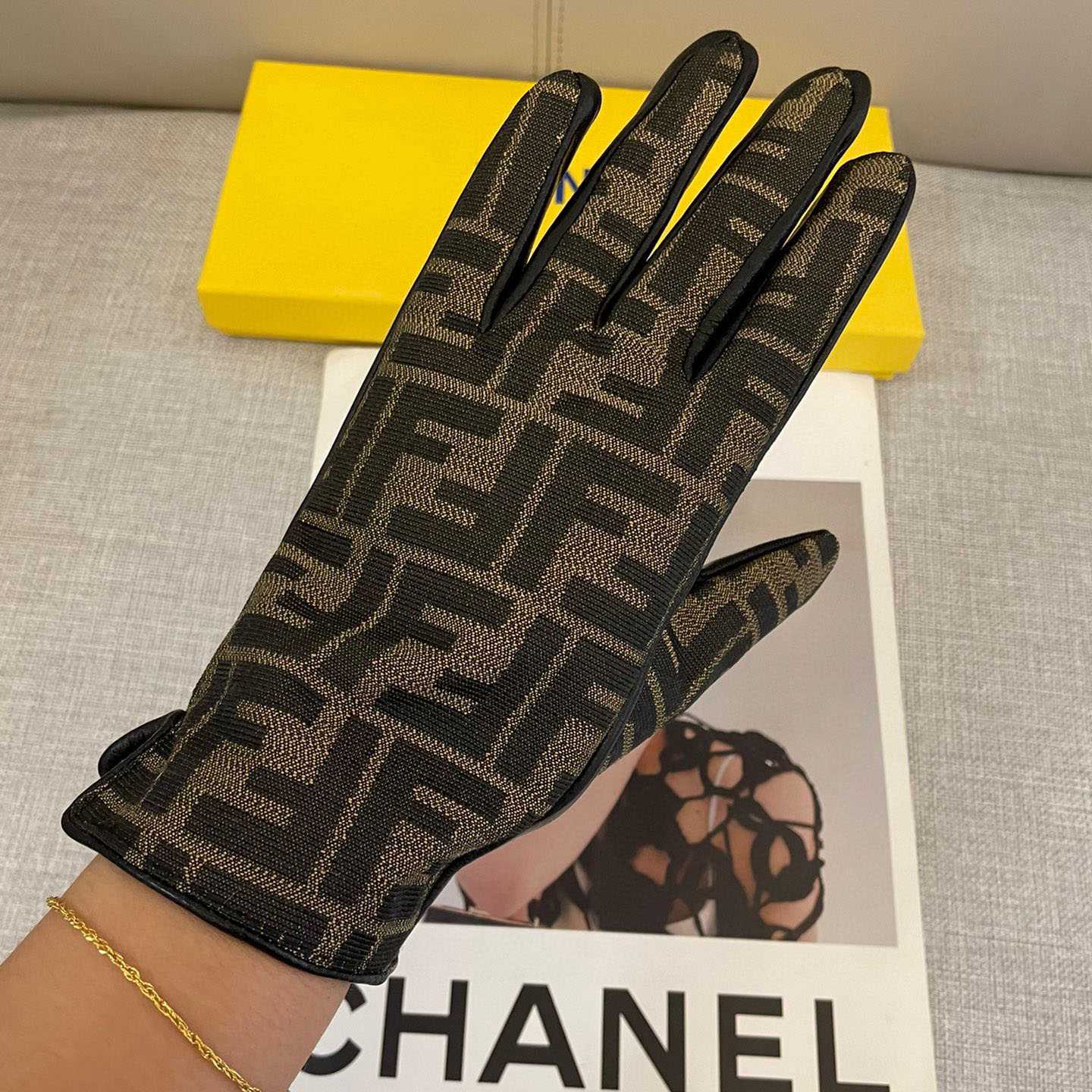 Fendi Gloves - EUR FASHION