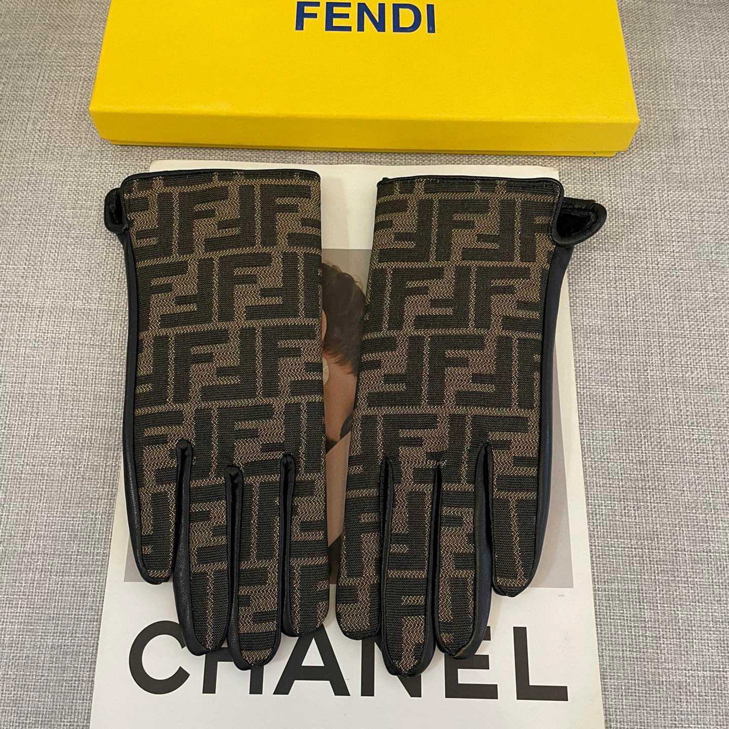 Fendi Gloves - EUR FASHION