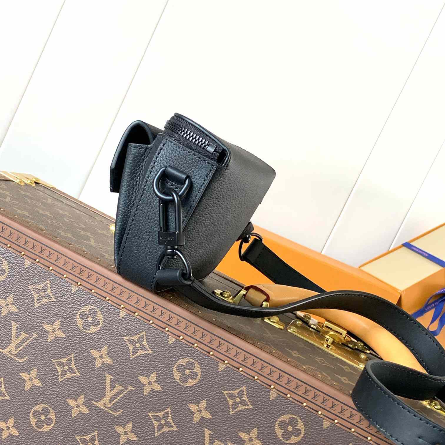 Louis Vuitton Pilot Wearable Wallet   M83563 - EUR FASHION