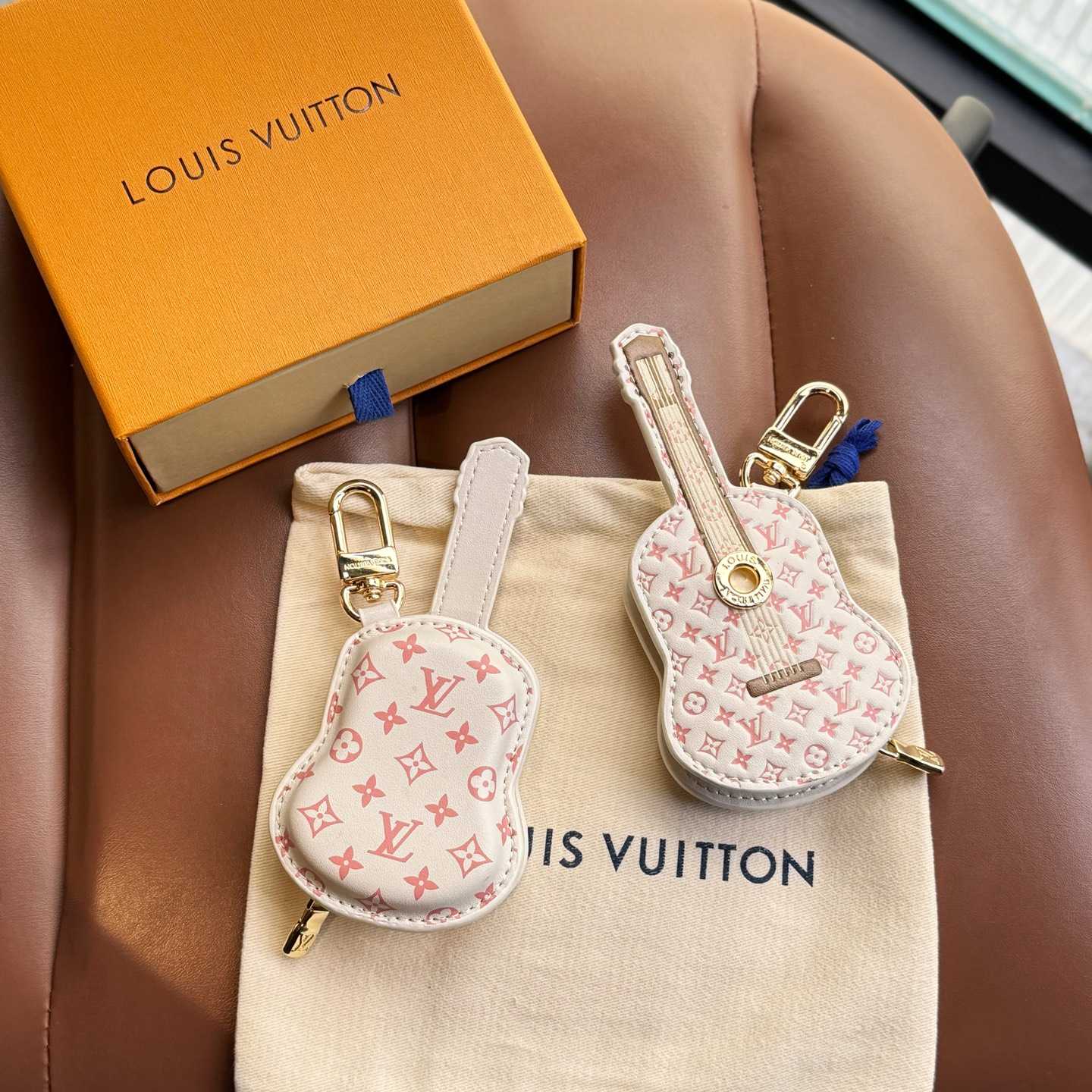 Louis Vuitton Guitar Pouch Bag Charm   M02032 - EUR FASHION