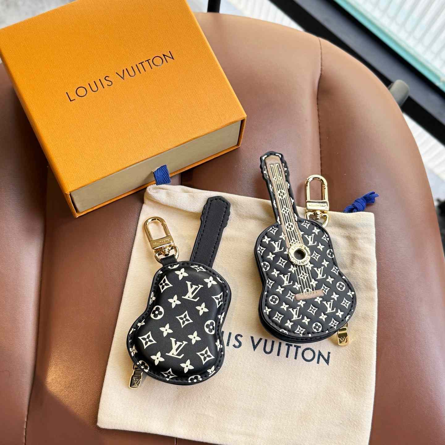 Louis Vuitton Guitar Pouch Bag Charm   M02032 - EUR FASHION