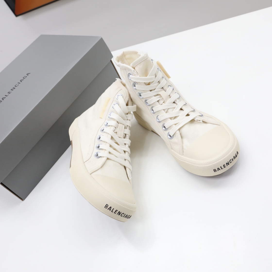 Balenciaga Men's  Paris High Top Sneaker In White - EUR FASHION