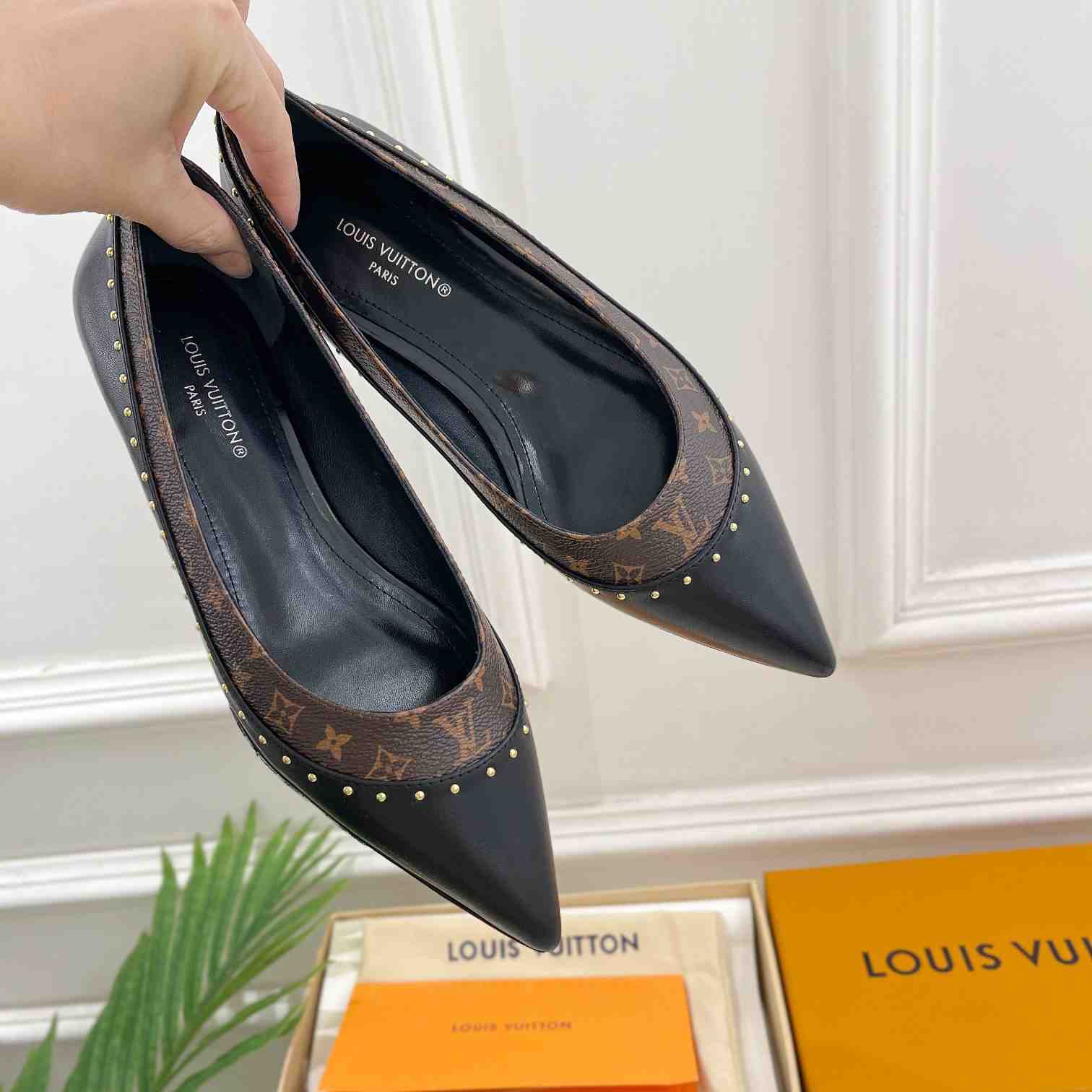 Louis Vuitton Signature Flat Ballerina   1AACKB - EUR FASHION