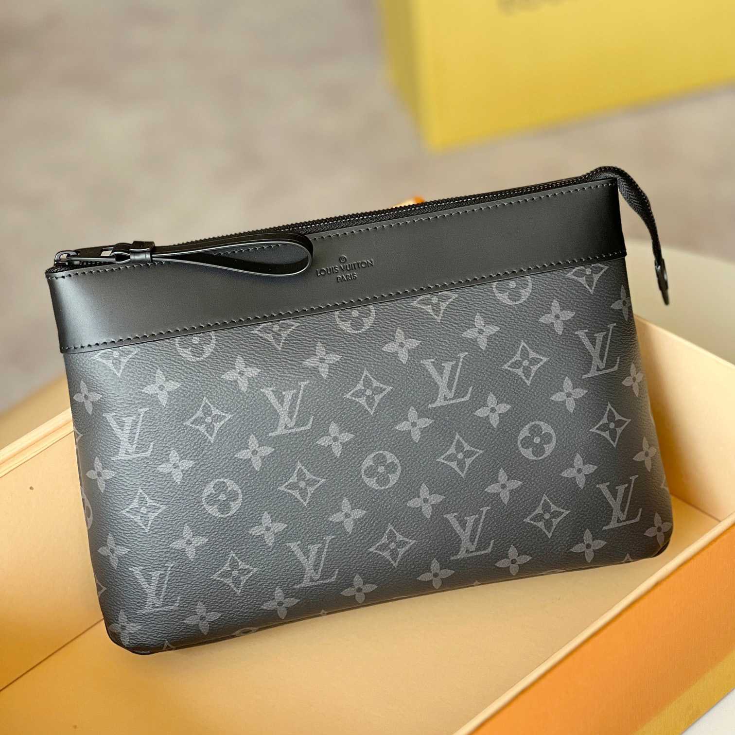 Louis Vuitton Pochette Voyage Souple (32 x 21 x 8cm)  M82543 - EUR FASHION