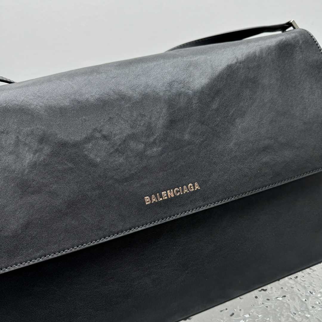 Balenciaga Grungy Medium Messenger Bag In Black - EUR FASHION