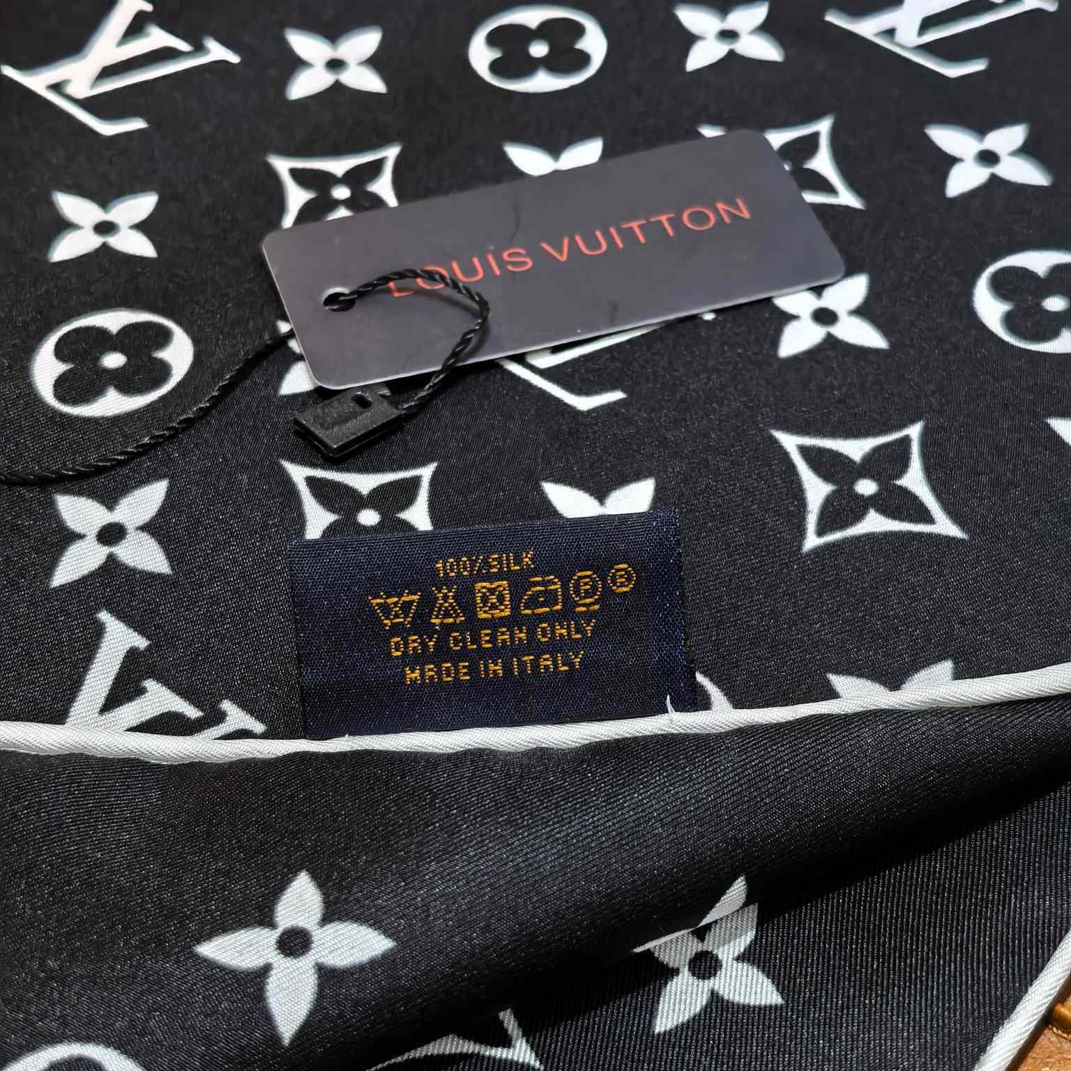 Louis Vuitton LV x TM Monogram Superflat Square 90    - EUR FASHION