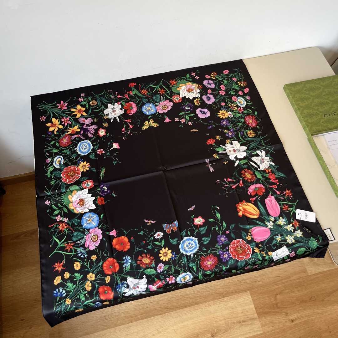 Gucci Printed Silk Twill Carré - EUR FASHION